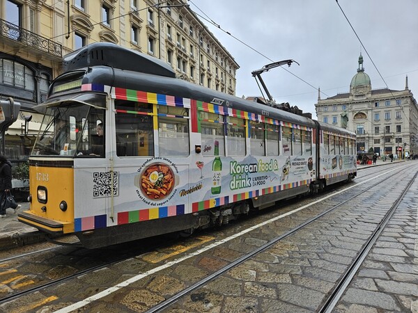 aT는 동계올림픽을 맞아 1월 1일부터 2월 28일까지 두 달간 밀라노의 상징적인 시내 대중교통인 트램을 활용하여 래핑광고를 운영하고 있다.