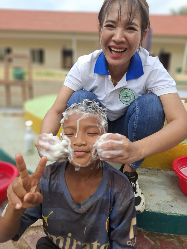 지난 2월 8일 (현지시각) 캄보디아 깜퐁톰주 오지마을 초등학교를 찾아 현지 어린이들의 머리를 감겨주고 있는 스롱 피아비 선수 [박정연 재외기자] 