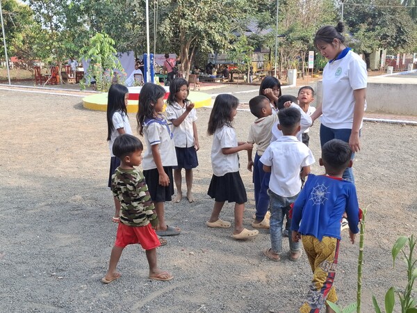 스롱 피아비 선수가 아이들과 운동장에서 가위바위보 게임을 하고 있다. [박정연 재외기자]