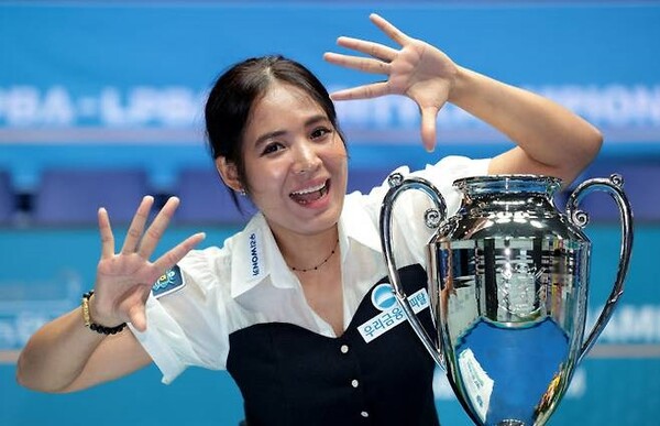 프로당구 PBA 2025~2026시즌 경기에서 2연속 우승을 달성한 스롱 피아비가 우승 트로피를 앞에 둔 채 환하게 미소를 짓고 있다. [PBA]