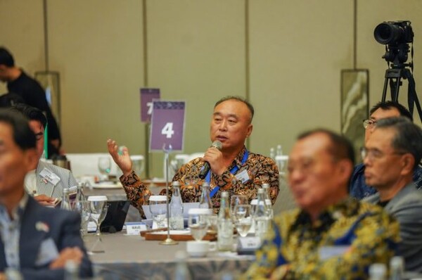 최태립 인도네시아한인회 부회장(사진 가운데)이 2월5일 2026년 인도네시아한인회 정기총회에서 한인회관 건립기금으로 즉석에서 10억루피아를  쾌척, 참가자들로부터 박수갈채를 받았다.