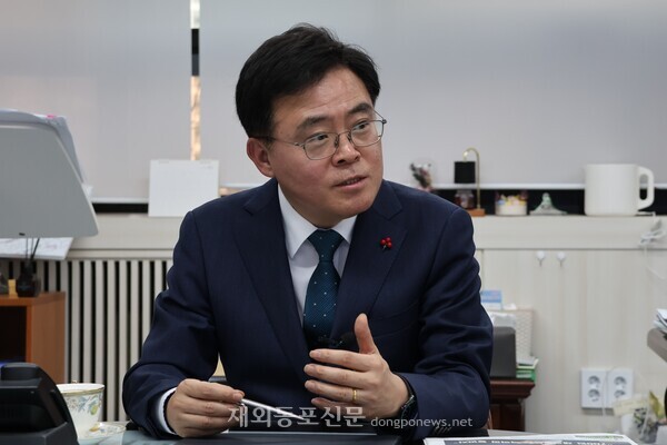 오는 3월말 개막하는 '코리아 비즈니스 엑스포 강서'를 앞두고 본지와 인터뷰를 하는 진교훈 강서구청장. [황복희 기자]