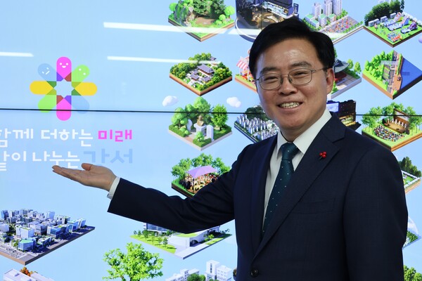 진교훈 강서구청장이 구청장실에 비치된 강서 안내지도를 소개하는 모습. [황복희 기자] 