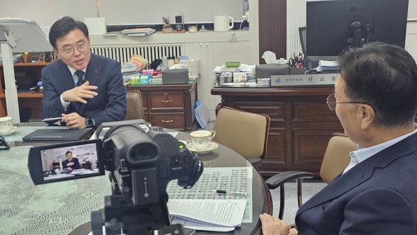 진교훈 구청장이 본지와 인터뷰하는 모습. 오른쪽은 본지 박철의 발행인 겸 대표이사.  