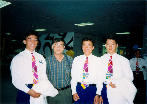 1992년 바르셀로나 올림픽때 한국마라톤 선수들과 함께 폐막후 공항에서 기념촬영을 하고 있는 장면.(왼쪽 부터 김재룡, 권 회장, 황영조, 김완기 선수)