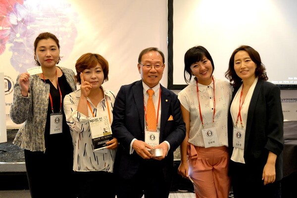 2019 미국 동부 통합 차세대 글로벌 창업무역스쿨에서 고 이영현 회장(가운데) 이 차세대들과 기념촬영을 하고 있는 장면.