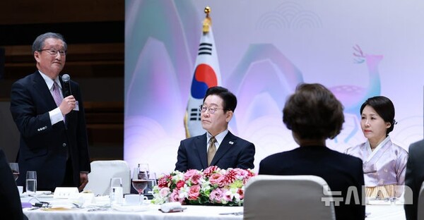 지난 1월14일 이재명 대통령과 김혜경 여사가 일본 나라현의 한 호텔에서 열린 간사이 동포 간담회에서 김명홍 재일민단 오사카본부 단장이 발언을 하고 있다./뉴시스