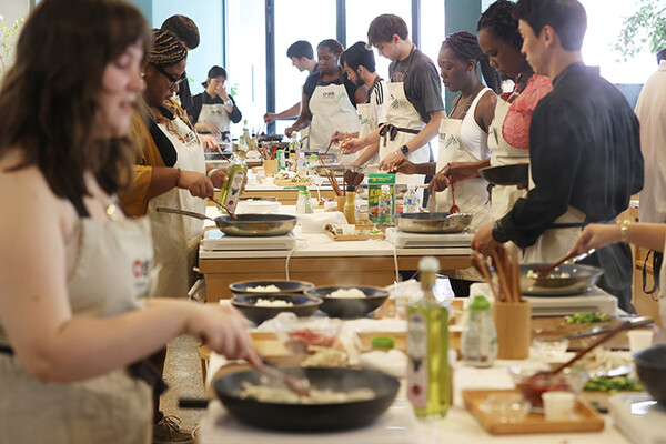 미국 조지아대 학생들이 22일 서울 중구 샘표 우리맛공간에서 열린 한식 쿠킹클래스에서 겉절이, 불고기 등을 만들고 있다. 사진은 기사와 직접 관련 없음/ 연합뉴스.