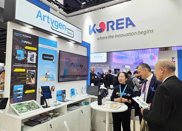 '2026 MWC' 통합한국관 부스에서 국내기업과 현지 바이어 간 상담이 이뤄지는 모습 [코트라]