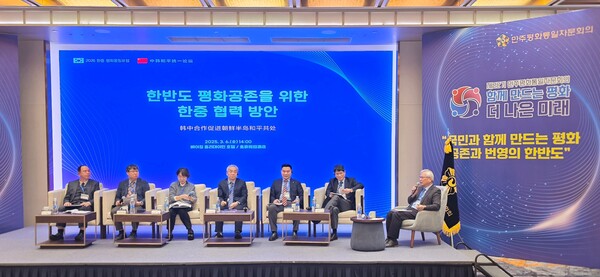 이희옥 교수(사진 오른쪽)가 좌장을 맡아 2세션 '동아시아 전략 경쟁과 한중관계'를 주제로 포럼이 진행되었다.