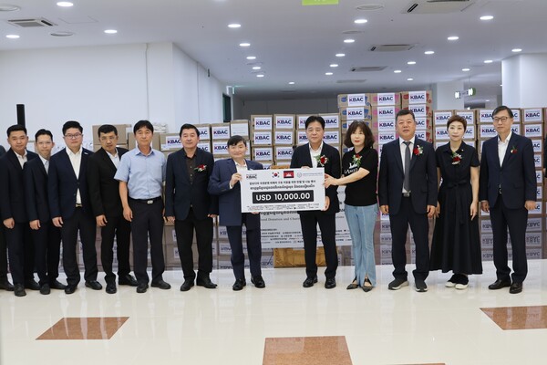 지난 3월 11일 캄보디아한인상공인협회 주관으로 열린 헌혈 나눔행사에서 난민 지원 성금 1만불을 헹 수어 노동직업훈련부 장관에게 전달하고 있다. [박정연 재외기자] 
