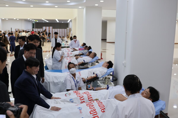 헹 수어 노동직업훈련부 장관이 헌혈자들을 격려하고 있다. [박정연 재외기자]