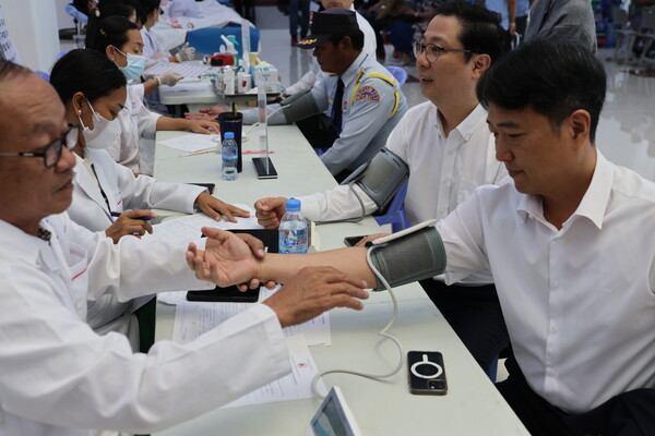 이날 헌혈 행사에는 박희진 신한캄보디아은행장(가운데)을 비롯한 한인 기업인, 일반 교민, 현지인 등 약 200여 명이 함께했다.