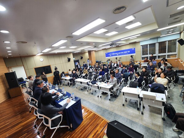 다가치포럼 참가자들이 열띤 질의응답을 진행하고 있다.