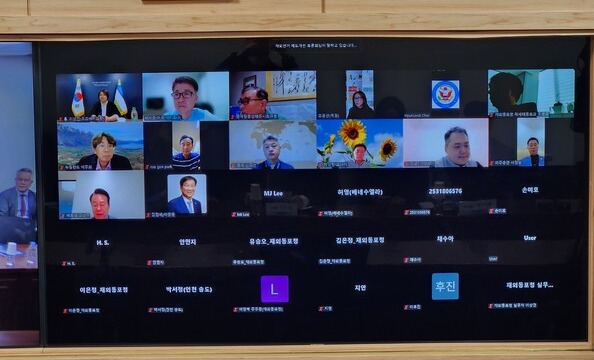 50여명의 온라인 참석자가 실시간으로 회의에 참석해 의견을 냈다.[사진 김종헌 기자]