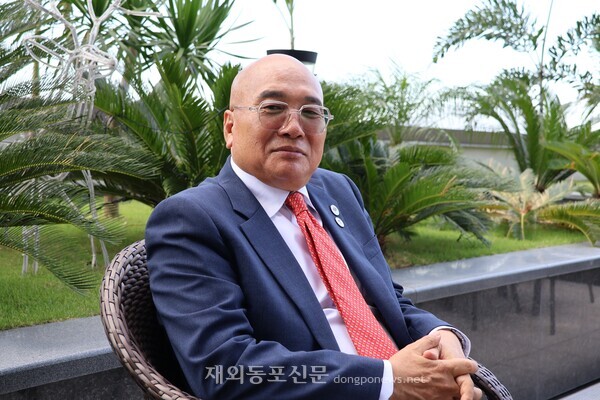 아총연·아시아한상총연 제4기 출범식이 열린 필리핀 클락 행사장에서 김기영 회장이 인터뷰 도중 포즈를 취하고 있다. [황복희 기자] 