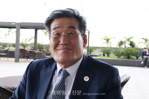 송훈석 아시아한상필리핀총연합회(필리핀한상총연) 회장이 3월 19일 오후 필리핀 클락에서 본지와 인터뷰 도중 밝은 표정으로 포즈를 취하고 있다. [황복희 기자]