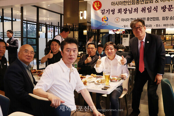 3월 20일 저녁, 송훈석 필리핀한상총연 초대 회장이 앙헬레스 한인타운 내 그가 운영하는 게요리 전문점에서 진행된 만찬 도중, 김기영 아총연·아시아한상총연 신임 회장, 구철 전 재일본한국인총연합회장, 최종필 중부루손한인회장, 윤만영 필리핀한인총연합회장 등이 함께 한 테이블에서 기념촬영을 하고 있다.         