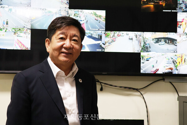 최종필 중부루손 한인회장이 필리핀 앙헬레스 코리아타운에 위치한 한인회관 내 CCTV 앞에서 포즈를 취하고 있다. [황복희 기자] 