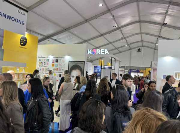 코트라는 국제뷰티산업교역협회와 공동으로 이달 26일-28일, 이탈리아 볼로냐에서 개최되는 ‘코스모프로프 뷰티 전시회’에서 역대 최대 규모 통합한국관을 운영한다. 2025년 '코스모프로프 전시회'에 마련된 통합한국관 모습.