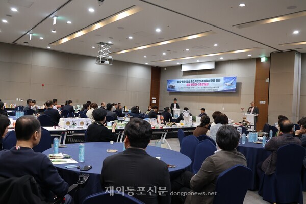 4월3일 영월 동강시스타에서 열린 월드옥타 통상위원회 초청 수출상담회에서 김성학 월드옥타 통상·전시 부회장이 인사말을 하고 있다.  