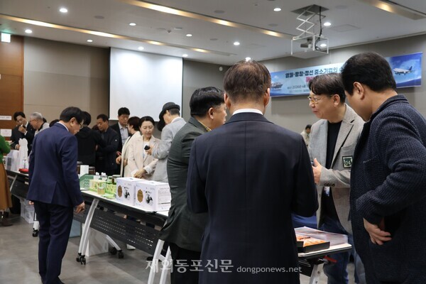 수출상담회에서 월드옥타 바이어들과, 각종 지역 특산품을 들고 나온 현지 기업들과의 상담 모습. 