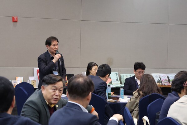 세계 각지서 온 월드옥타 바이어들에게 현지 기업인이 지역 특산품을 소개하고 있다.  
