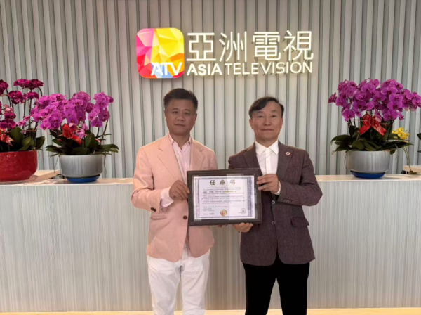  ATV 덩쥔제(邓俊杰) 대표(왼쪽), 이상기 한중지역경제협회장·재외동포신문 회장(오른쪽)