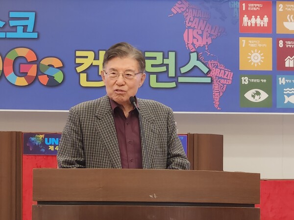 유엔피스코 김덕룡 이사장이 인사말을 하고 있다. 