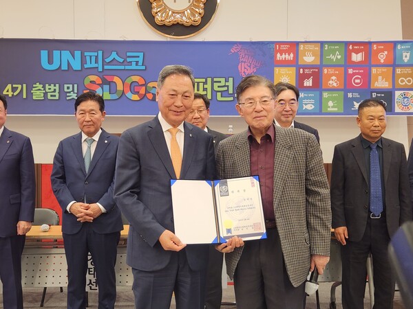 김덕룡 이사장이 강태선 회장에게  SDGs 수상자협의회 회장으로 위촉하고 있다.
