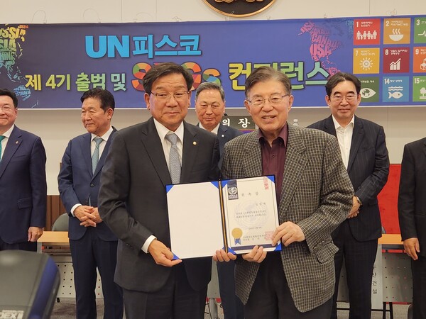 김덕룡 이사장이 김점배 회장을 대표 공동의장으로 위촉하고 있다.