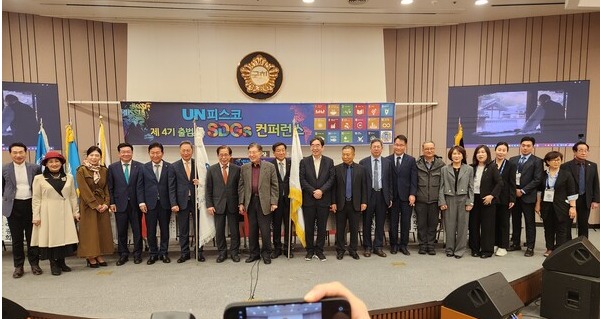 주요 참석자들이 기념촬영을 하고 있다.