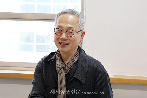 빵에 빠다(버터)를 골고루 바르는 것처럼 회사 구성원들과 함께 만든 성과를 사회와 골고루 나누고 싶다고 말하는 하경서 회장. 