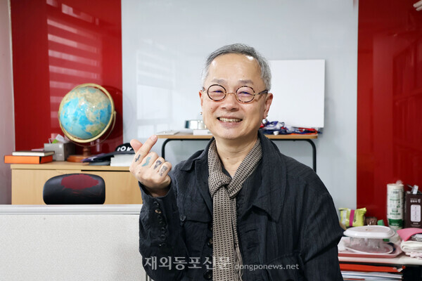 엘살바도르에서 31년째 섬유업 등 사업을 운영하며 나눔과 기부를 최고의 덕목으로 실천해온 하경서 카이사 그룹 회장이 지난 4월13일 서울 여의도 재외동포신문을 방문해 기념촬영을 하고 있다. [황복희 기자]   
