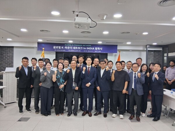 노용석 중소벤처기업부 제1차관이 21일(현지시간) 인도 뉴델리 글로벌비즈니스센터에서 열린 '글로벌 K-파운더스 네트워크 in India 발족식'에서 참석자들과 기념촬영을 하고있다. 첫째줄 왼쪽 세번째부터 이철원 어피닛 대표, 노용석 중소벤처기업부 제1차관, 손영강 SK International India 대표. [중기부]