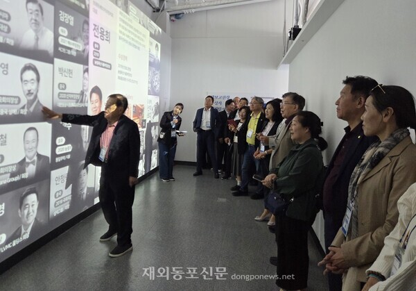승은호 인도네시아 코린도 그룹 회장(2022년 수상자)이 자신의 이미지를 터치한 후 기념촬영을 하고 있다. [왕길환 기자]