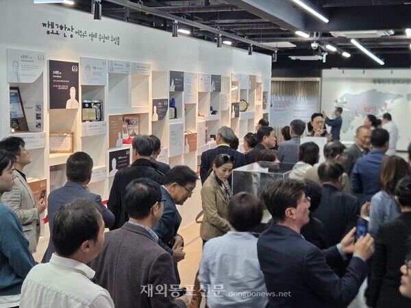 장보고한상 명예의 전당 1층 전시실에는 역대 수상자들의 소장품을 전시해 역사성을 추가했다.[왕길환 기자]
