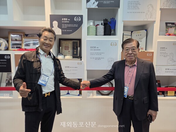 승은호 인도네시아 코린도그룹 회장(오른쪽)과 김장열 태국 씨그린그룹 회장이 자신들의 소장품 전시공간 앞에서 포즈를 취하고 있다.[왕길환 기자]