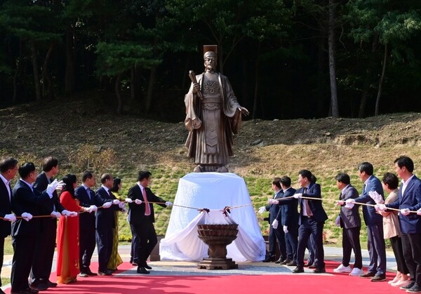 한국-베트남 글로벌 교류 행사’가 경북 봉화군 봉성면 충효당 일원에서 지난해 8월 24일 열렸다. 이날  베트남 최초 통일 왕조를 세운 ‘리(李, Ly) 태조’ (리 꽁 우언, 974~1028) 동상이 제막됐다. [봉화군]