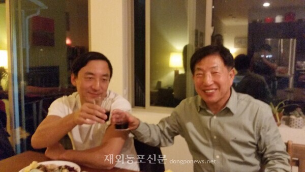 알렉스 정 대표(왼쪽)와 아버지 정정이 회장이 함께한 장면.[아버지 제공]