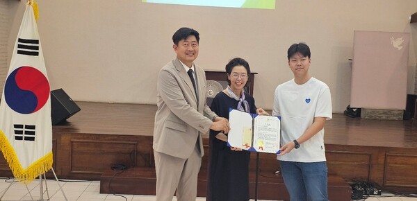 이기수 지회장(맨 왼쪽)과 이미연 대사가 주니어 평통 자문위원에게 위촉장과 상품권 전달하고 있다.