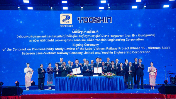 라오스 정부와 '라오스-베트남 철도회사'(Laos–Vietnam Railway Company Limited)의 양허계약 체결 모습.