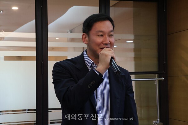 정영수·강안나 부부의 아들 정종환 CJ ENM 콘텐츠·글로벌사업총괄이 북콘서트에 참석해 어머니의 시집 출간을 축하하는 인사말을 하고 있다. 