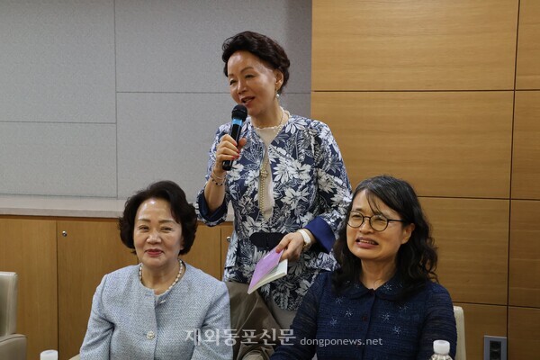 강안나 시인이 북콘서트에 함께한 언니와 여동생을 소개하고 있다.