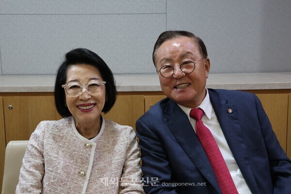 정영수 고문의 절친인 이건수 동아일렉콤 회장(한미동맹재단 명예 이사장) 부부. 이 회장은 정 고문의 아들 결혼식때 주례를 맡았었다.