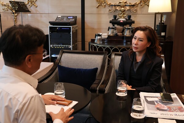 김민선 회장이 본지와의 인터뷰에서 박철의 재외동포신문 대표이사와 얘기를 나누는 모습. [황복희 기자] 