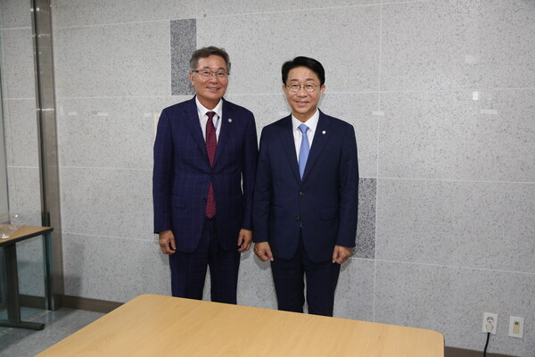 왼쪽부터 이석로 회장, 조정식 국무총리 후보와 기념촬영. [세한총연]