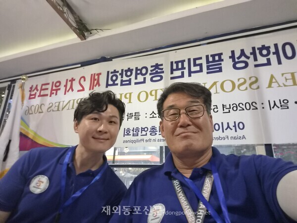 '2026 아시아 필리핀 한상 엑스포(KOREA SSONG EXPO 2026)' 개최 준비에 분주한 송훈석 아시아한상필리핀총연합회장(오른쪽)이 김주병 부회장과 함께 잠시 짬을 내 포즈를 취한 모습. [아시아한상필리핀총연 제공]   