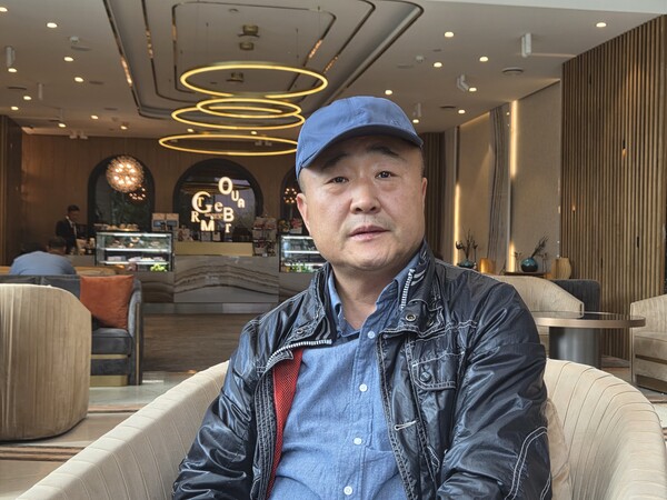 지난달 27일 몽골 울란바로트 시내 로보텔에서 본지와 인터뷰를 하고 있는 조성문 이원그룹 회장.