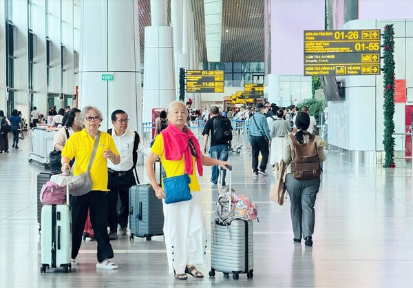 탄손낫 국제공항 T3 터미널에 승객들이 붐비고 있다. [현지매체 VNA]